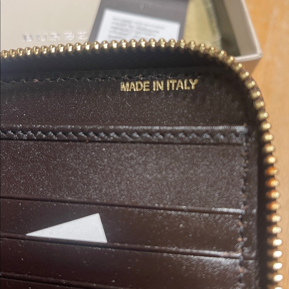 Burberry - Brand new medium zip around wallet organizer - Picture 7 of 9